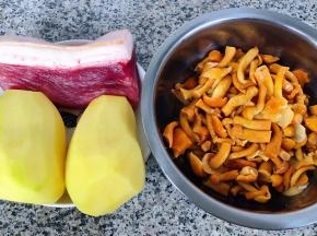 准备滑子蘑、土豆去皮、鲜肉
