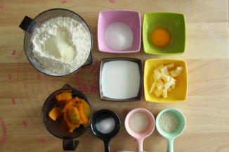 南瓜切成小块，放入蒸锅里蒸熟（用筷子可以轻易戳动的状态）。然后取出放凉备用（南瓜很软，所以没有特地压成泥）。黄油切成小块软化。准备好面团部分材料。