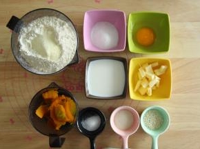 南瓜切成小块，放入蒸锅里蒸熟（用筷子可以轻易戳动的状态）。然后取出放凉备用（南瓜很软，所以没有特地压成泥）。黄油切成小块软化。准备好面团部分材料。