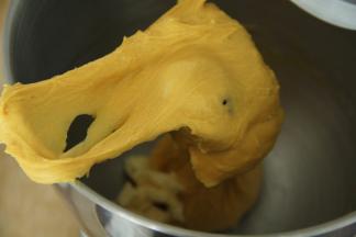 厨师机先开1档将材料打到混合，然后转3-4档打到面团光滑，能拉出粗膜状态，加入软化好的黄油。