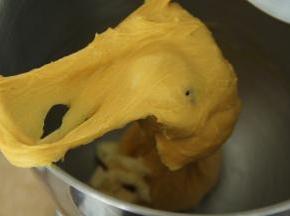 厨师机先开1档将材料打到混合，然后转3-4档打到面团光滑，能拉出粗膜状态，加入软化好的黄油。