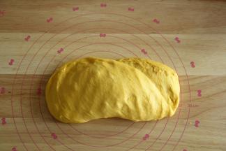 继续收圆面团，放入打面桶或者干净盆中，盖上保鲜膜，室温27-28度进行第一次发酵。大约50分钟左右，发酵到2-2.5倍大。看状态，一般会手指蘸面粉戳洞检查，不明显回缩塌陷就可以了。取出发酵好的面团，轻轻折叠按压进行排气。