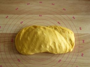 继续收圆面团，放入打面桶或者干净盆中，盖上保鲜膜，室温27-28度进行第一次发酵。大约50分钟左右，发酵到2-2.5倍大。看状态，一般会手指蘸面粉戳洞检查，不明显回缩塌陷就可以了。取出发酵好的面团，轻轻折叠按压进行排气。