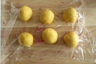 将面团分成6份，83克每份（建议分5份，一烤盘刚好）。也是用折叠收圆的方法，收圆，盖上保鲜膜，松弛15-20分钟。