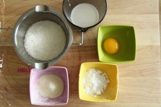 松弛期间准备椰蓉馅的材料。