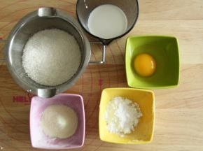 松弛期间准备椰蓉馅的材料。