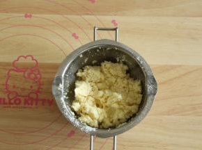 将全蛋液、牛奶、糖粉放入小碗中，用蛋抽搅打均匀，然后加入椰蓉和奶粉拌匀，这一步可以用刮刀也可以带上PVC手套直接按压。