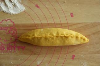 拎起上面的边与底边重叠，然后捏紧收口。