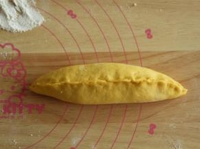 拎起上面的边与底边重叠，然后捏紧收口。