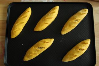 其余的同样操作好，排入烤盘。高估了我的烤盘大小，所以最后一个分盘烤了。放入烤箱下层，放入一碗温水增加湿度，发酵档34度，湿度70-80，二发40分钟左右，发酵到1.5-2倍大。