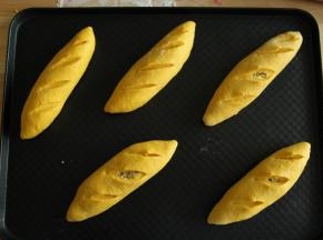 其余的同样操作好，排入烤盘。高估了我的烤盘大小，所以最后一个分盘烤了。放入烤箱下层，放入一碗温水增加湿度，发酵档34度，湿度70-80，二发40分钟左右，发酵到1.5-2倍大。