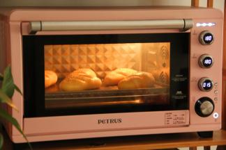 翻入预热好的烤箱中层偏下位置，转上下180度，烤18分钟。不想上色那么深，在烤8-10分钟左右就可以加盖锡纸了