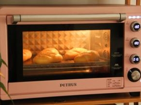 翻入预热好的烤箱中层偏下位置，转上下180度，烤18分钟。不想上色那么深，在烤8-10分钟左右就可以加盖锡纸了