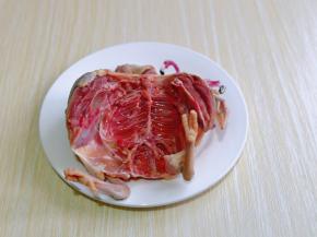 首先清洗乳鸽，开膛破肚，把头剪掉，肚子里一定要清洗干净。