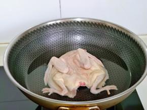 乳鸽焯水: 冷水下锅，大火烧开煮2分钟，捞出用冷水反复冲洗，将身上的杂质冲洗干净。