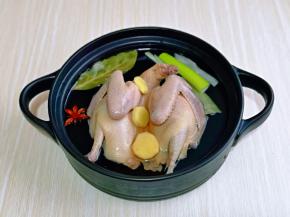 加入清洗干净的八角，香叶，葱姜，水量一定要一次性加足哈，中途不要加水，避免影响汤汁的口感及营养。