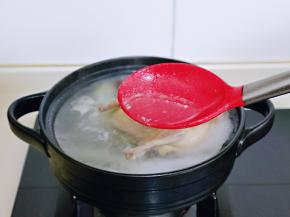 再用汤勺撇出上面的浮沫。