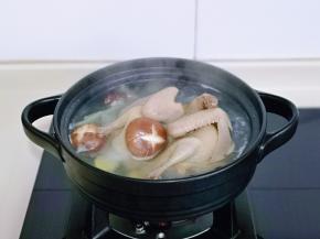 加入洗干净的香菇，小火慢炖。