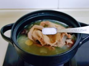 大约炖了45分钟，汤汁浓郁，按个人口味加入盐，小火再炖8-10分钟即可。