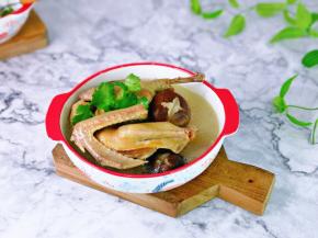 盛出装入汤碗中，放上洗干净的香菜点缀。