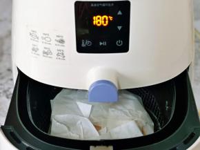 再用油纸包起来，放入空气炸锅的烤网上。