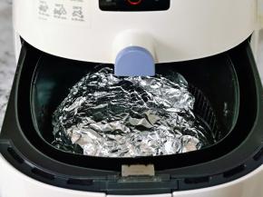 这一步也很重要哈，一定要用一张锡纸盖在上面，而且一定要压紧，不然会被空气吸走，影响加热。