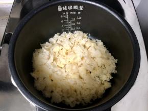 新鲜银耳洗净，撕碎或剪碎放入电饭煲或炖锅，如果用银耳干，要先用温水泡发。