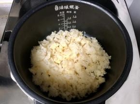 新鲜银耳洗净，撕碎或剪碎放入电饭煲或炖锅，如果用银耳干，要先用温水泡发。