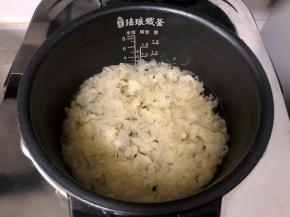 加入清水没过银耳。