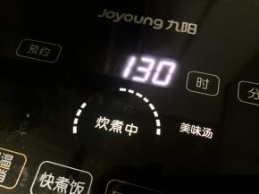 盖上电饭煲盖子，选择炖汤的功能；如果用砂锅，用大火煮开之后转成小火，慢炖一个小时左右。