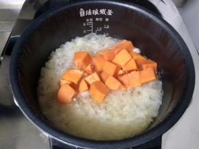 慢炖一小时，银耳已经煮出胶了之后，下入去皮切成小块的木瓜。