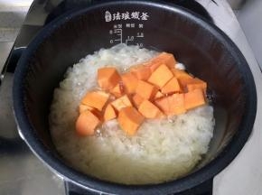 慢炖一小时，银耳已经煮出胶了之后，下入去皮切成小块的木瓜。