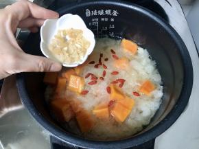 10分钟后，加入枸杞和冰糖，继续煮5分钟冰糖融化了即可。