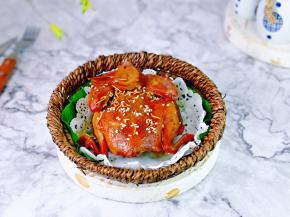 取出烤乳鸽装盘即可食用。