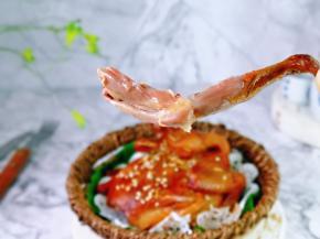 轻轻一拉乳鸽腿就下来啦，又香又嫩～