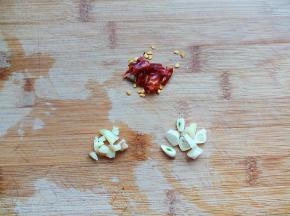 配菜洗净。姜蒜切粒，辣椒切小段。