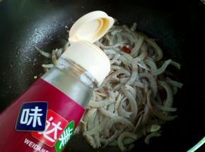 烹一勺料酒去腥，大火炒干水分。