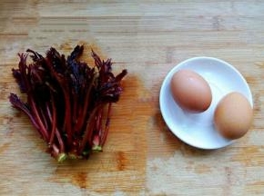 整理食材，香椿洗净。