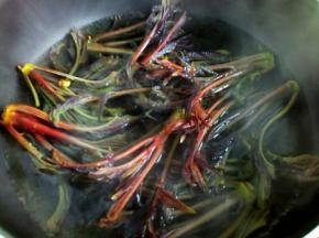 锅内烧水，水开放入香椿焯烫1分钟后捞出。不要焯时间太长，变色即可捞出。