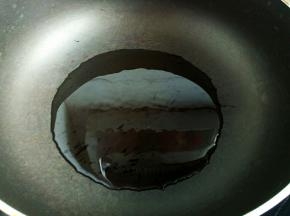起锅热油。