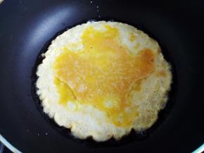 油热把鸡蛋液倒进去。