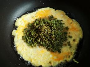 蛋液微微凝固时下入香椿一起翻炒，熟后出锅。盐不够的可以出锅前加点盐调味，我没有加。