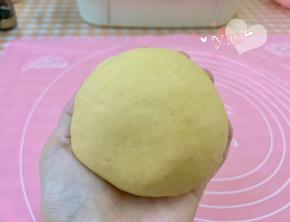 揉成光滑柔软的面团。