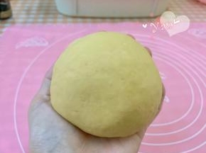 揉成光滑柔软的面团。