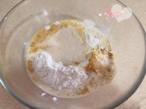 将面团材料全部倒入大盆里。