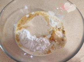 将面团材料全部倒入大盆里。