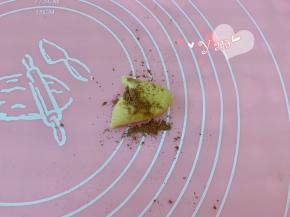 取16g面团加适量可可粉。