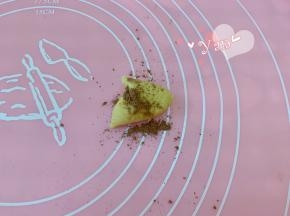 取16g面团加适量可可粉。