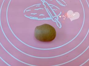 再加几滴牛奶揉匀。