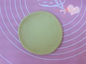 用擀面杖擀成圆形。